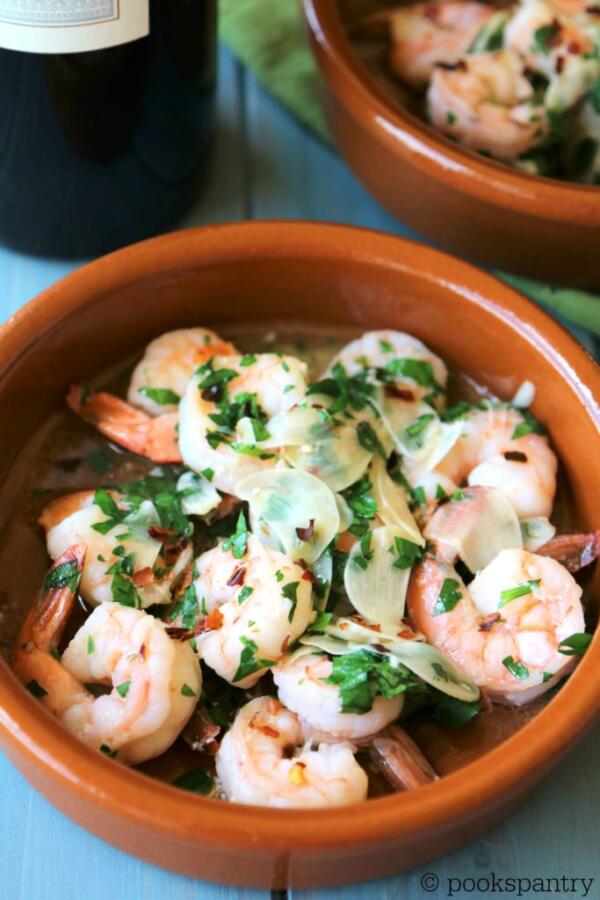 Spanish garlic shrimps with crushed red pepper flakes and chopped parsley