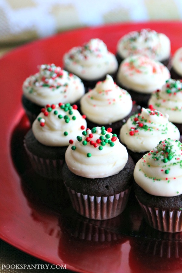 peppermint hot chocolate cupcakes with buttercream frosting