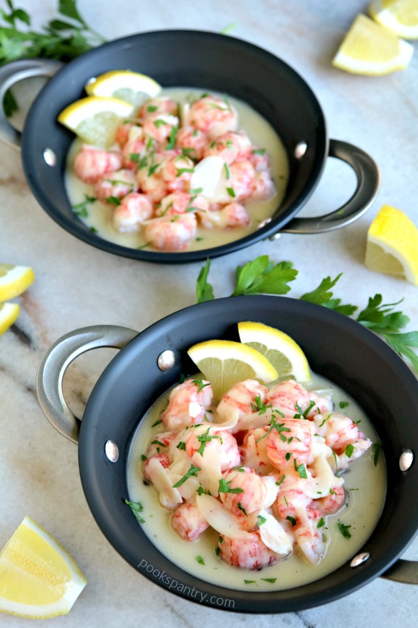 prawns in lemon and buttery garlic sauce with lemon and parsley slices