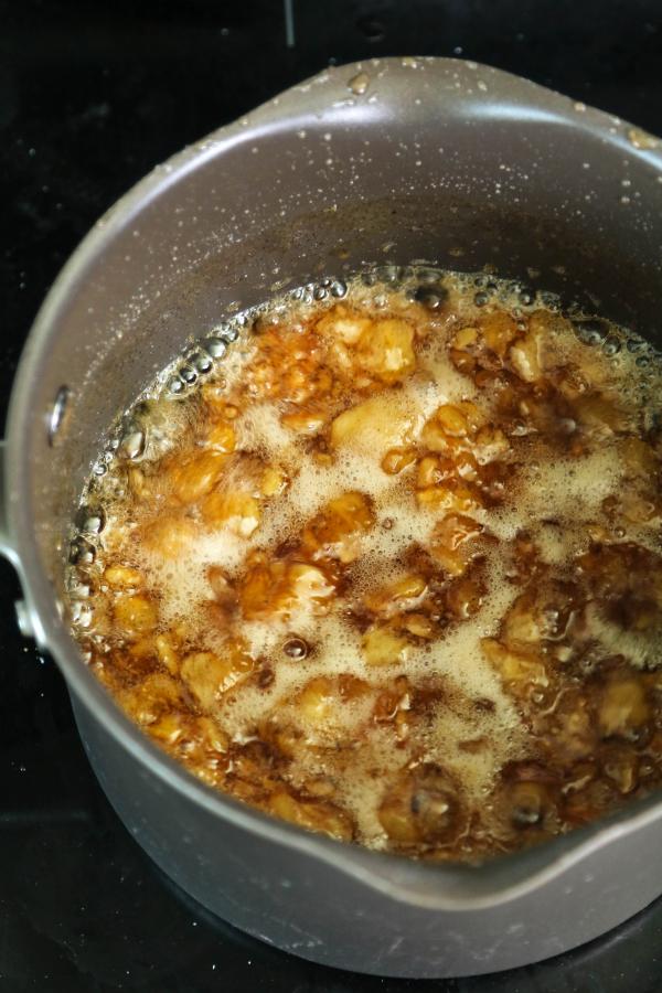 loquat jam recipe cooking in pot