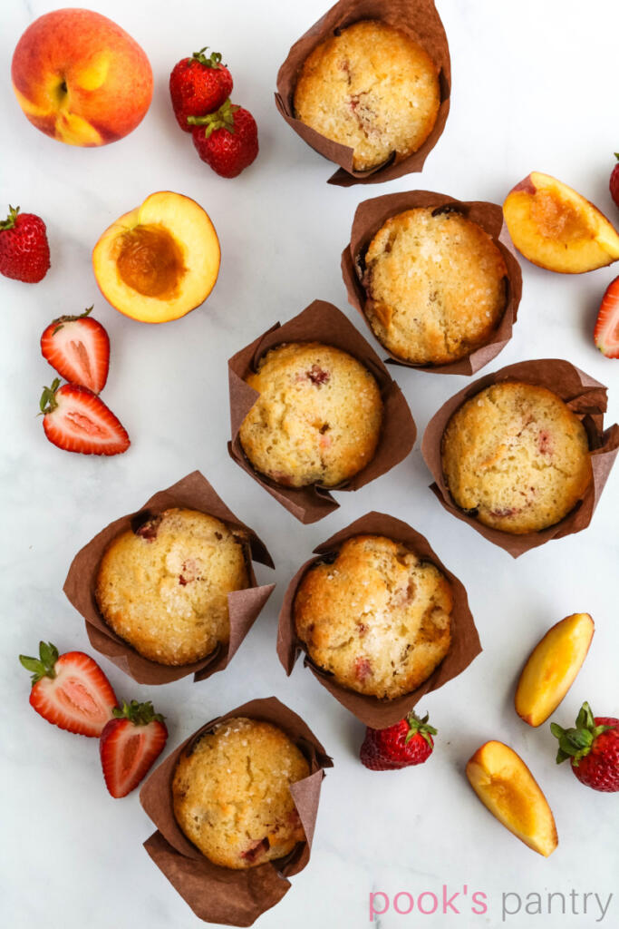 muffins with peaches and strawberry