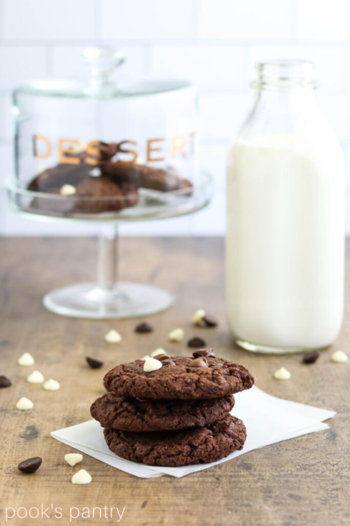 Cookies and milk with chocolate chips.